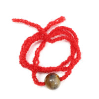 Браслет красная шерстяная нить с каменем Тигровый глаз притягивает денежные потоки