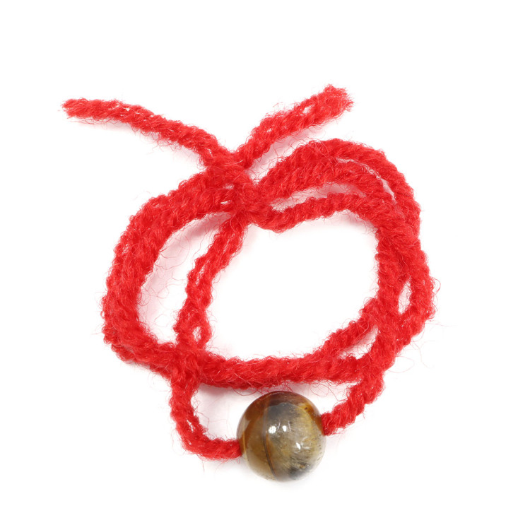 Браслет красная шерстяная нить с каменем Тигровый глаз притягивает денежные потоки