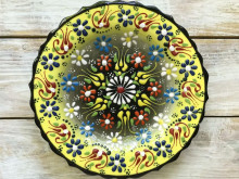 Керамическая тарелка с рельефным узором (желтая)