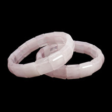 Браслет из камня Розовый кварц приносящий очарование и магнетизм