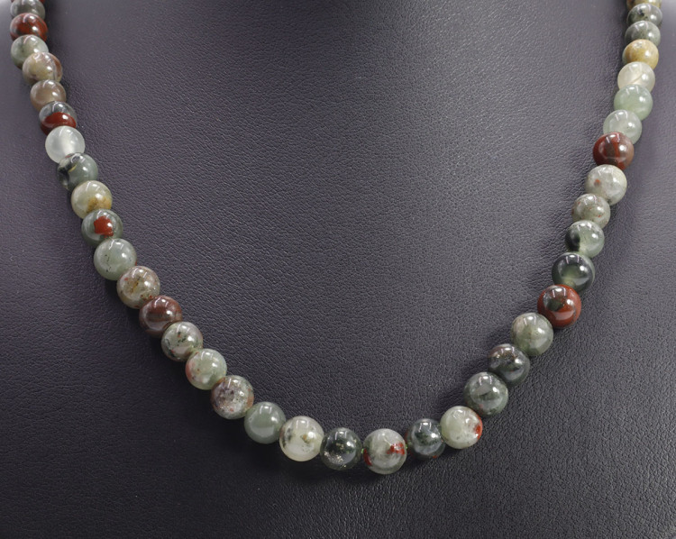 Бусы из камня Яшма кровавая серая дарует защиту от порчи и убирает блоки с денежного канала