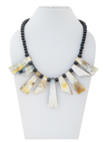 Украшение бусы из рога  Р-761