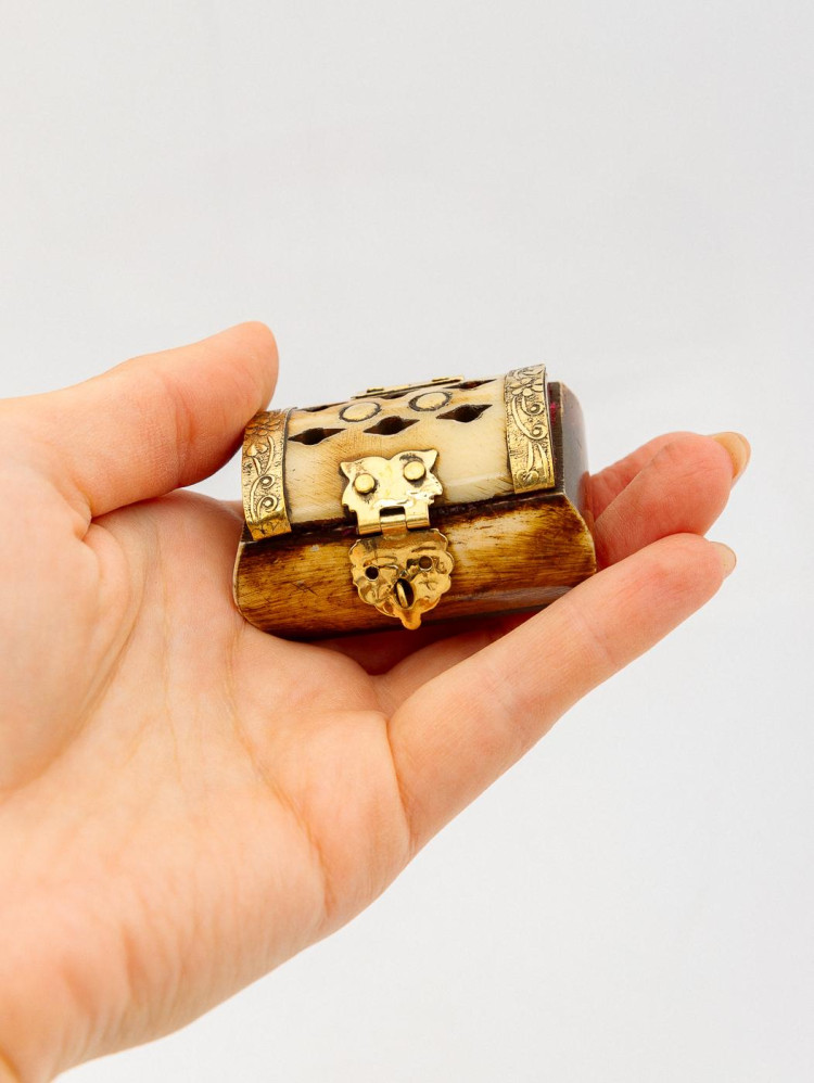 Шкатулка с инкрустацией (кость)  Шк121/2