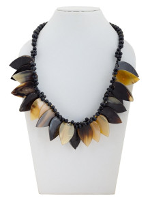 Украшение колье из рога  Р-79