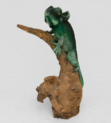 Хамелеон на дереве