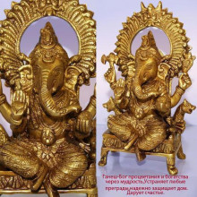 Ганеш на постаменте в резной арке