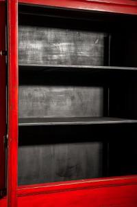  Шкаф красный с латунными запорами