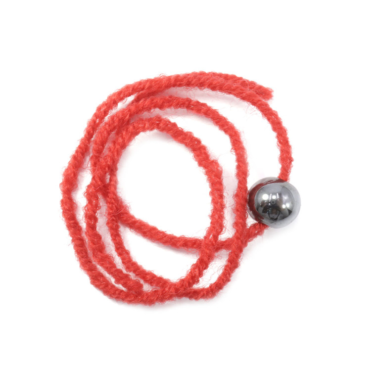 Браслет красная шерстяная нить с каменем Гематит