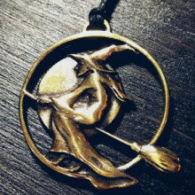 BV08-11 Кулон Ведьма на метле, бронза, Д-30мм, 35*33*3мм BV08-11 Кулон Ведьма на метле, бронза, Д-30мм, 35*33*3мм